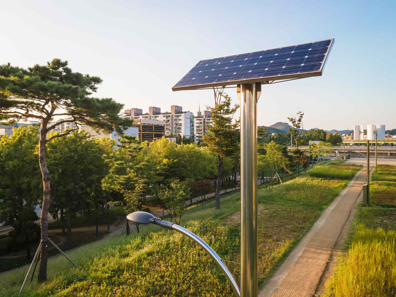 Tertarik Menggunakan Lampu Jalan Solar Panel?