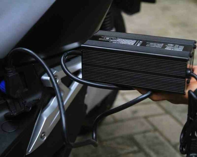 cara ngecas motor listrik